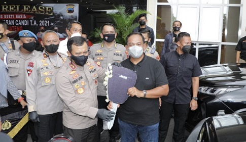 Penyerahan secara simbolis dilakukan Kapolda Jateng, Irjen Pol Ahmad Luthfi kepada pemilik mobil mewah Jeep Rubicon