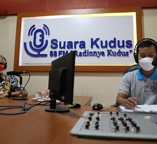 Gubernur Jateng Ganjar Pranowo mampir dan melakukan siaran bersama Gazi, penyair Radio Suara Kudus, Rabu (3/11)