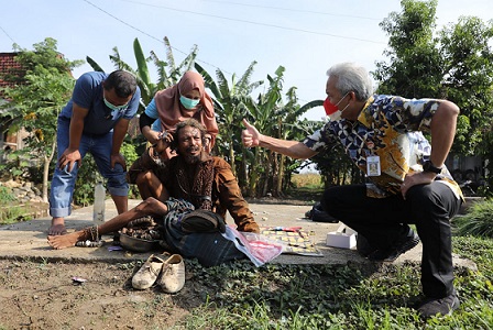 Gubernur Jateng Ganjar Pranowo dan Sukaryo Adi Putro, orang yang peduli pada orang dengan gangguan jiwa (ODGJ) dan pemilik akun youtube Sinahu Hurip, berhasil membujuk Mamat dan membersihkan badannya dari bermacam asesoris
