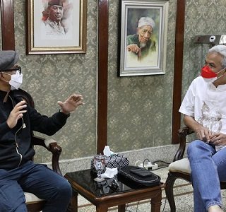 Basis group band Slank, Ivan Kurniawan Arifin atau yang akrab disapa Ivanka Slank, menemui Gubernur Jateng Ganjar Pranowo di rumah dinasnya, Kamis (4/11) malam. Ivanka menyampaikan program terbaru Slank, yakni entrepeneurship untuk para Slanker