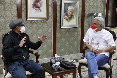 Basis group band Slank, Ivan Kurniawan Arifin atau yang akrab disapa Ivanka Slank, menemui Gubernur Jateng Ganjar Pranowo di rumah dinasnya, Kamis (4/11) malam. Ivanka menyampaikan program terbaru Slank, yakni entrepeneurship untuk para Slanker