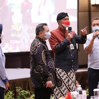 Gubernur Ganjar Pranowo di acara Sosialisasi Program P3DN (Peningkatan Penggunaan Produk Dalam Negeri) pada pengadaan barang dan jasa pemerintah di Hotel Gumaya, Semarang, Kamis (4/11)