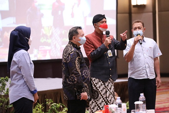 Gubernur Ganjar Pranowo di acara Sosialisasi Program P3DN (Peningkatan Penggunaan Produk Dalam Negeri) pada pengadaan barang dan jasa pemerintah di Hotel Gumaya, Semarang, Kamis (4/11)