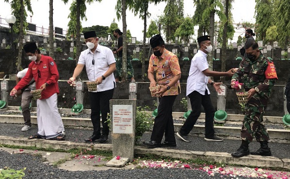 Pengasuh dan Pembina Santri Ndalan Nusantara, Gus Huda didampingi Pengurus Santri Ndalan, Henri Pelupessy dan pejabat di lingkungan  Kecamatan Semarang Selatan melakukan tambur bunga di Taman Makam Pahlawan Giri Tunggal Semarang, Kamis (11/11).