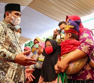 Wakil Gubernur Jateng, Taj Yasin Maimoen, melihat produk olahan ibu-ibu usai membuka acara pencanangan Desa Sejahtera bagi Perempuan dan Anak (Destara) di Kabupaten Pemalang, Rabu (3/11)