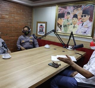 Mantan teroris, Munir, bersama Ipda Bambang Adi Cahyanto yang pernah jadi korban terornya, menemui Gubernur Ganjar Pranowo dan saling bercerita pengalamannya, Kamis (4/11)