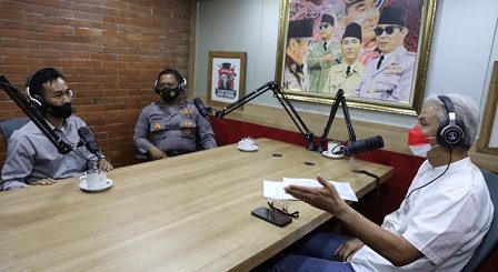 Mantan teroris, Munir, bersama Ipda Bambang Adi Cahyanto yang pernah jadi korban terornya, menemui Gubernur Ganjar Pranowo dan saling bercerita pengalamannya, Kamis (4/11)