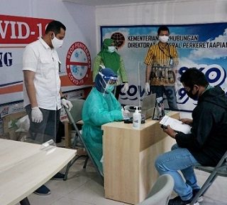 Pelayanan tes antigen bagi calon penumpang kereta api di stasiun