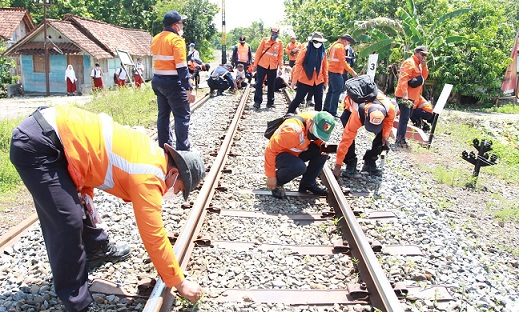 Langkah antisipasi menghadapi musim hujan dilakukan PT KAI Daop 4 dengan memastikan kondisi perlintasan dalam kondisi baik