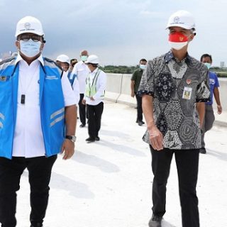 Gubernur Jateng, Ganjar Pranowo meninjau pembangunan tol Semarang - Demak seksi II di Desa Loireng Kecamatan Sayung, Demak