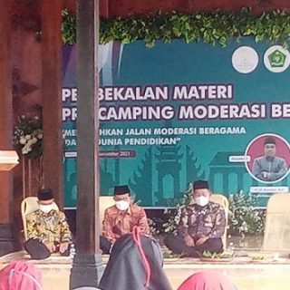 Kepala Dinas Pendidikan Kota Semarang, Gunawan Saptogiri memberikan sambutan pada pembukaan Camping Moderasi Beragama, di Jalan Gondoriyo, Kecamatan Ngaliyan, Kota Semarang, Minggu (28/11).