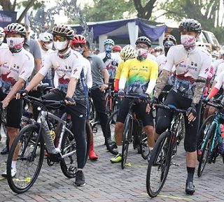 Gubernur Jateng Ganjar Pranowo dan Wali Kota Solo Gibran Rakabuming Raka, menjadi peserta Tour de Borobudur yang start dari Benteng Vastenburg Solo menuju Candi Borobudur itu, Sabtu (6/11)