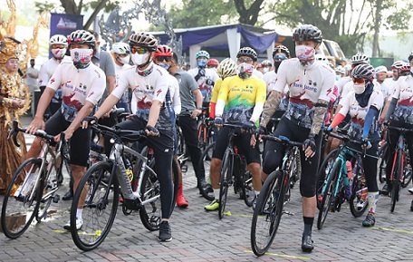 Gubernur Jateng Ganjar Pranowo dan Wali Kota Solo Gibran Rakabuming Raka, menjadi peserta Tour de Borobudur yang start dari Benteng Vastenburg Solo menuju Candi Borobudur itu, Sabtu (6/11)