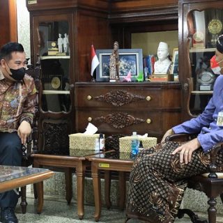 Bupati Pesawaran, Lampung, Dendi Ramadhona, mengunjungi dan bertukar pikiran dengan Gubernur Ganjar Pranowo, di rumah dinas Puri Gedeh