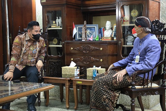 Bupati Pesawaran, Lampung, Dendi Ramadhona, mengunjungi dan bertukar pikiran dengan Gubernur Ganjar Pranowo, di rumah dinas Puri Gedeh