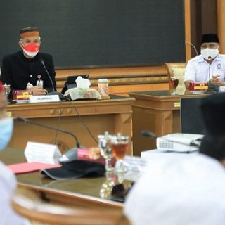 Gubernur Jateng, Ganjar Pranowo, menerima perwakilan buruh yang tergabung dalam Federasi Kesatuan Serikat Pekerja Nasional (FKSPN), Kamis (25/11)