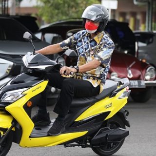 Gubernur Jawa Tengah Ganjar Pranowo mencoba motor listrik Evo yang diproduksi Polytron Kudus, Rabu (3/11)