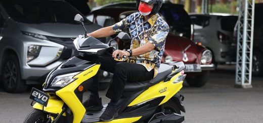 Gubernur Jawa Tengah Ganjar Pranowo mencoba motor listrik Evo yang diproduksi Polytron Kudus, Rabu (3/11)