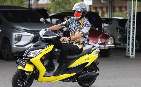 Gubernur Jawa Tengah Ganjar Pranowo mencoba motor listrik Evo yang diproduksi Polytron Kudus, Rabu (3/11)
