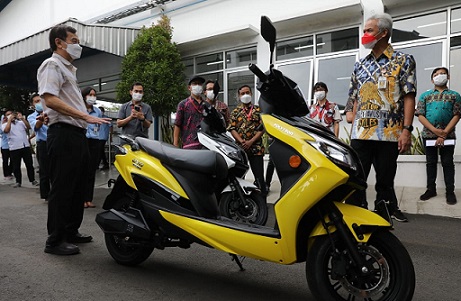 Gubernur Jawa Tengah meninjau proses pembuatan motor listrik di Kudus, Rabu (3/11)