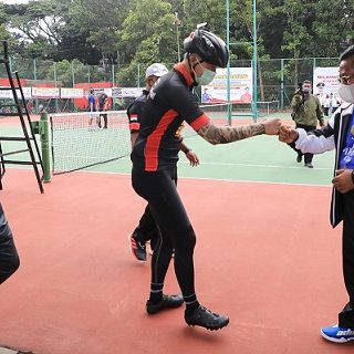 Wali Kota Banda Aceh, Aminullah Usman bertemu Gubernur Jateng Ganjar Pranowo di acara Kejurnas Barisan Atlet Veteran Tenis Indonesia (Baveti) di Universitas Negeri Semarang, Kamis (11/11)