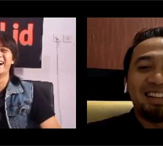 Widi “Hello Band” dipandu host Thariq Kamaludin saat tampil di acara Ngos-ngosan, di Studio Awal Media Nusantara, Jumat (12/11).