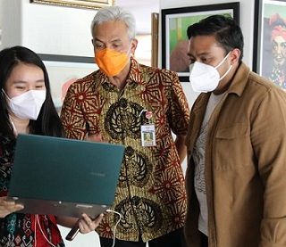 Gubernur Jateng Ganjar Pranowo melihat dan mendengarkan presentasi tentang sistem kerja drone pendukung sektor pertanian karya Albertus Gian dan Anindita Pradana Suteja
