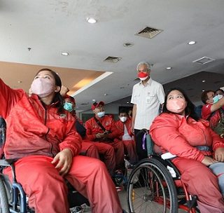 Para atlet penyandang disabilitas Jateng yang akan mengikuti Pekan Paralimpik Nasional (Peparnas) di Papua, menyambut kedatangan Gubernur Ganjar Pranowo, di terminal penumpang Bandara Internasional Adi Soemarmo Solo, Selasa (2/11)