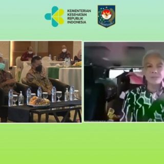 Gubernur Jateng, Ganjar Pranowo, mengikuti acara pemberian penghargaan Kemenkes saat perjalanan kunjungan kerja ke Cilacap, Rabu (17/11)