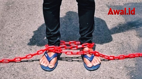 PRT sedang melakukan aksi rantai diri menuntut Rancangan Undan-undang Perlindungan Pekerja Rumah Tangga (RUU PRT) agar segera disahkan.