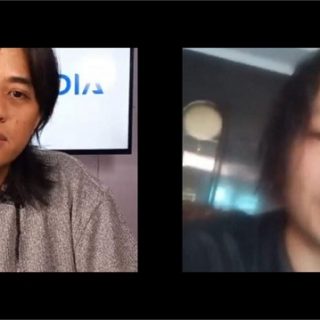 Alam “Mbah Dukun” dipandu host Thariq Kamaludin saat tampil di acara Ngos-ngosan, di Studio Awal Media Nusantara, Jumat (17/12).