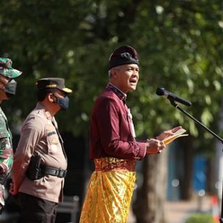 Gubernur Jateng Ganjar Pranowo memberi sambutan pada Apel Gelar Pasukan Operasi Kepolisian Terpusat Lilin Candi 2021 di Jalan Pahlawan, Semarang, Kamis (23/12)