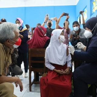 Gubernur Jawa Tengah, Ganjar Pranowo, meninjau pelaksanaan vaksinasi Covid-19 untuk anak usia 6-11 tahun di beberapa sekolah di Kota Pekalongan