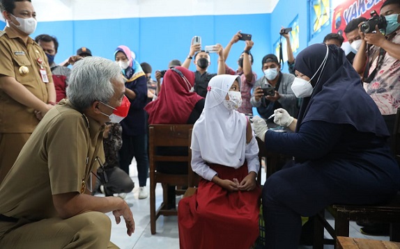Gubernur Jawa Tengah, Ganjar Pranowo, meninjau pelaksanaan vaksinasi Covid-19 untuk anak usia 6-11 tahun di beberapa sekolah di Kota Pekalongan