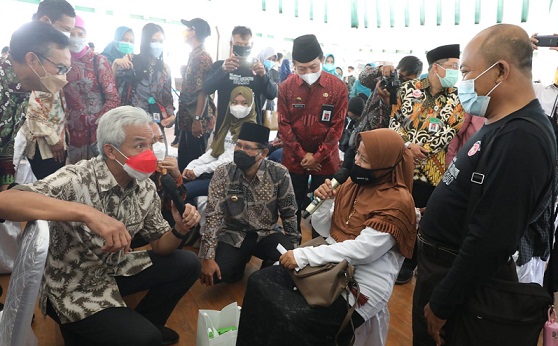 Kepala BKKBN, Hasto Wardoyo (tengah), bersama Gubernur Jateng Ganjar Pranowo, menghadiri acara Peluncuran Pendampingan, Konseling dan Pemeriksaan Kesehatan Dalam 3 Bulan Pranikah sebagai Upaya Pencegahan Stunting dari Hulu kepada Calon Pengantin, di Pendopo Gede Boyolali, Rabu (29/12)