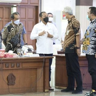 Gubernur Jateng Ganjar Pranowo berbincang dengan Forkopimda sebelum Rakor Penanganan Nataru bersama jajaran Forkopimda dan tokoh lintas agama di Gradhika Bhakti Praja kompleks Pemprov Jateng, Jumat (10/12)