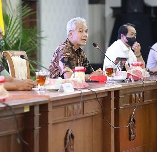 Gubernur Jateng Ganjar Pranowo memimpin Rakor Penanganan Nataru bersama jajaran Forkopimda dan tokoh lintas agama di Gradhika Bhakti Praja kompleks Pemprov Jateng, Jumat (10/12)