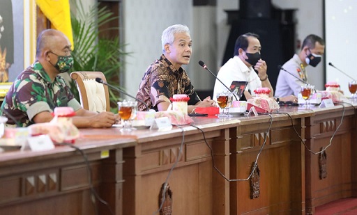 Gubernur Jateng Ganjar Pranowo memimpin Rakor Penanganan Nataru bersama jajaran Forkopimda dan tokoh lintas agama di Gradhika Bhakti Praja kompleks Pemprov Jateng, Jumat (10/12)