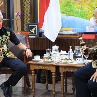 Gubernur Ganjar Pranowo menerima Bupati Bengkalis dalam rangka silaturahmi dan memperkenalkan produk madu Bengkalis yg dihasilkan oleh lebah yang diambil dari Kabupaten Pati, Rabu (15/12)