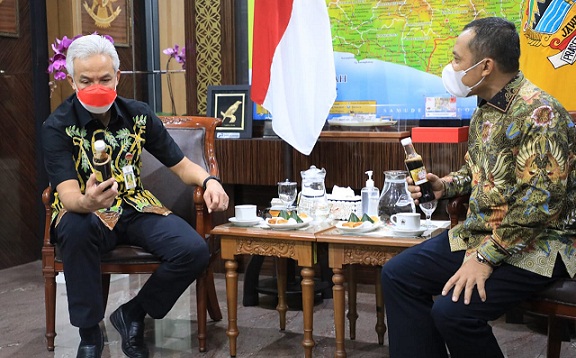 Gubernur Ganjar Pranowo menerima Bupati Bengkalis dalam rangka silaturahmi dan memperkenalkan produk madu Bengkalis yg dihasilkan oleh lebah yang diambil dari Kabupaten Pati, Rabu (15/12)