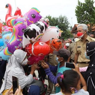 Gubernur Jawa Tengah, Ganjar Pranowo, memborong mainan balon untuk anak-anak saat kunjungan kerja ke Desa Pegundan, Kecamatan Petarukan, Kabupaten Pemalang