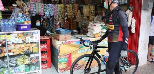 Gubernur Jawa Tengah, Ganjar Pranowo, sambil gowes mengecek harga komoditas yang mengalami kenaikan di pasar-pasar tradisional, Kamis (23/12)