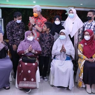 Gubernur Jawa Tengah, Ganjar Pranowo, mengundang ibu-ibu dari berbagai daerah di Indonesia, pemenang lomba vlog Hari Ibu, Rabu (22/12) malam