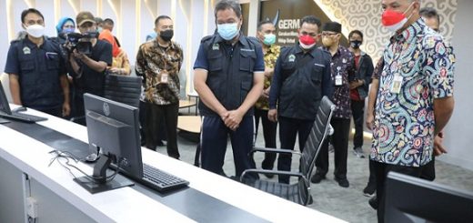Gubernur Ganjar Pranowo meresmikan command center Dinas Kesehatan Provinsi Jawa Tengah, Jumat (31/12)