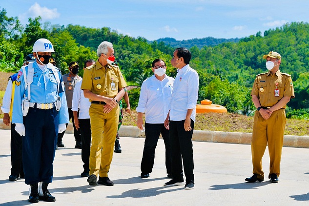 Gubernur Ganjar Pranowo menyambut Presiden Jokowi yang tiba di Bandara Adi Soemarmo Solo untuk melakukan kunjungan kerja ke Wonogiri dan meresmikan Bendungan Pidekso