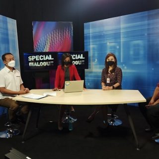 Ketua DPRD Kota Semarang Kadar Lusman SE (paling kiri), Host Metro TV Redya Pulpy (dua dari kiri), Kepala Dinas Kebudayaan dan Pariwisata Kota Semarang Indriyasari SE (dua dari kanan) dan Guru Besar Ekonomi dan Bisnis Universitas Katolik (Unika) Soegijapranata Prof Dr Andreas Lako (kanan) saat tampil di acara Dialog Interaktif, Selasa (7/12).