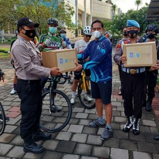 Penjaga Posko Nataru di Kota Semarang mendapat bingkisan dari Dirgakkum Korlantas Polri dan Dirut Jasa Raharja di sela kegiatan gowes bersama Gubernur Ganjar, Senin (27/12)