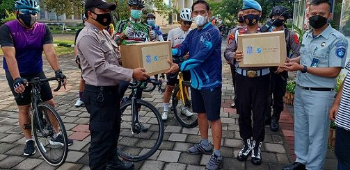 Penjaga Posko Nataru di Kota Semarang mendapat bingkisan dari Dirgakkum Korlantas Polri dan Dirut Jasa Raharja di sela kegiatan gowes bersama Gubernur Ganjar, Senin (27/12)