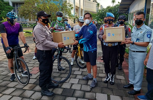 Penjaga Posko Nataru di Kota Semarang mendapat bingkisan dari Dirgakkum Korlantas Polri dan Dirut Jasa Raharja di sela kegiatan gowes bersama Gubernur Ganjar, Senin (27/12)