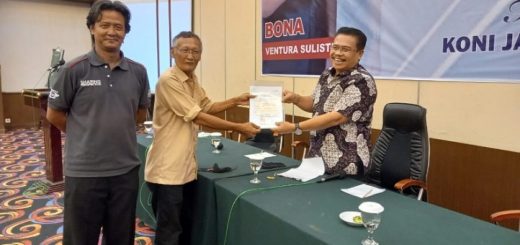 Sekretaris Pengprov IMI Jateng Lilik Kusnandar menyerahkan surat dukungan kepada Bona Ventura Sulistiana untuk maju ke pencalonan ketua KONI 2021 - 2025.